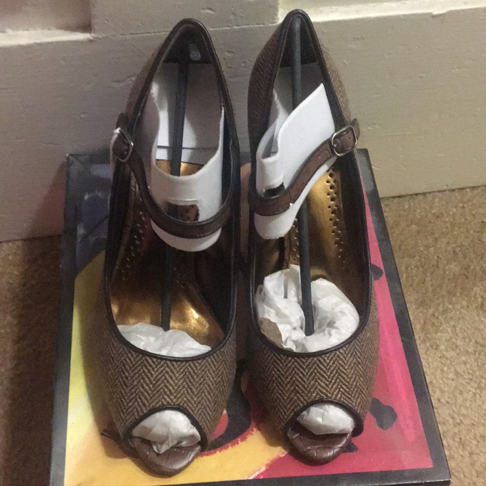 Predictions brown herringbone open toe heel